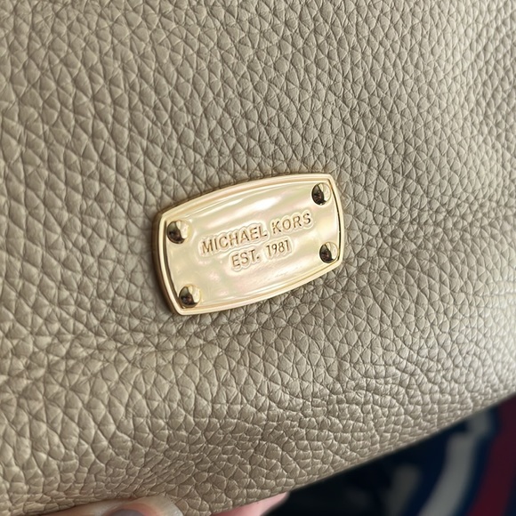 **sold elsewhere** NWT Michael Kors Convertible Strap Tan Leather Shoulder Bag - Picture 3 of 17